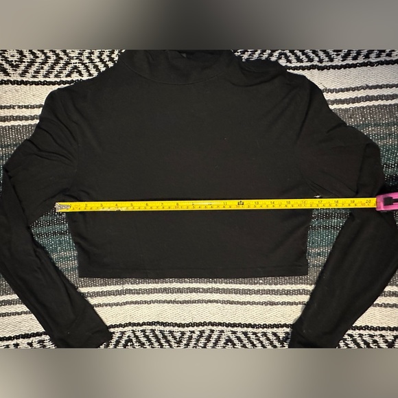Size Medium, mock neck crop top in black. It’s been tried on, but never worn out - Picture 2 of 5
